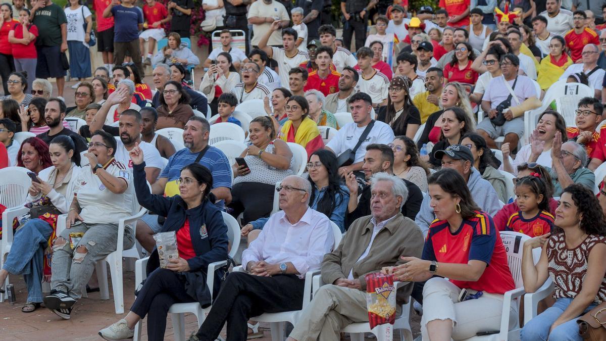Explosión de alegría en la plaza Don Benito por la victoria de España ante Bélgica