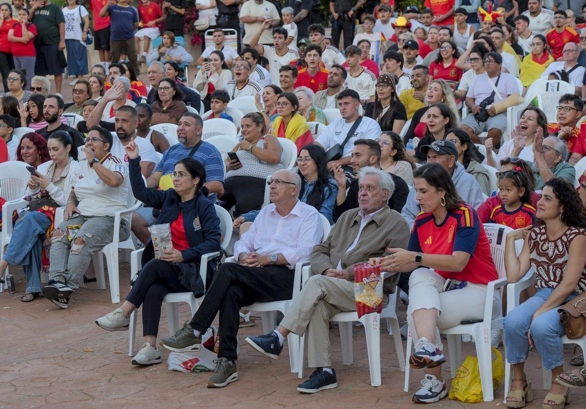 Ambiente del España-Bélgica de cuartos de final del Mundial 2026 en Plaza Don Benito Ambiente del España-Bélgica de cuartos de final del Mundial 2026 en Plaza Don Benito