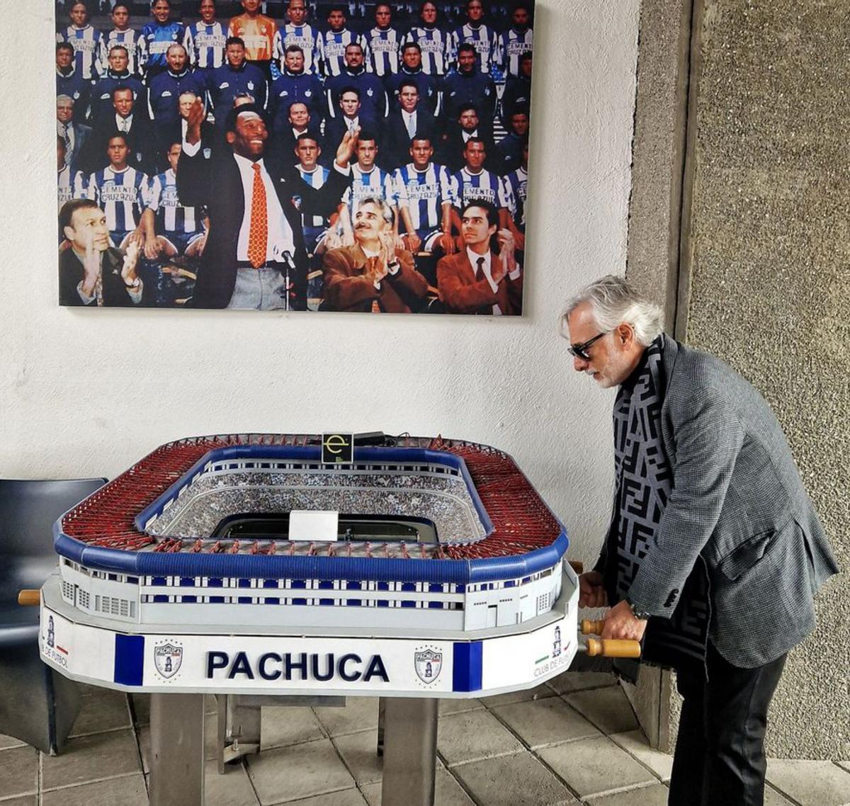 Jesús Martínez, con un futbolín del estadio Hidalgo de Pachuca, con una foto de Pelé de fondo. | N. A.