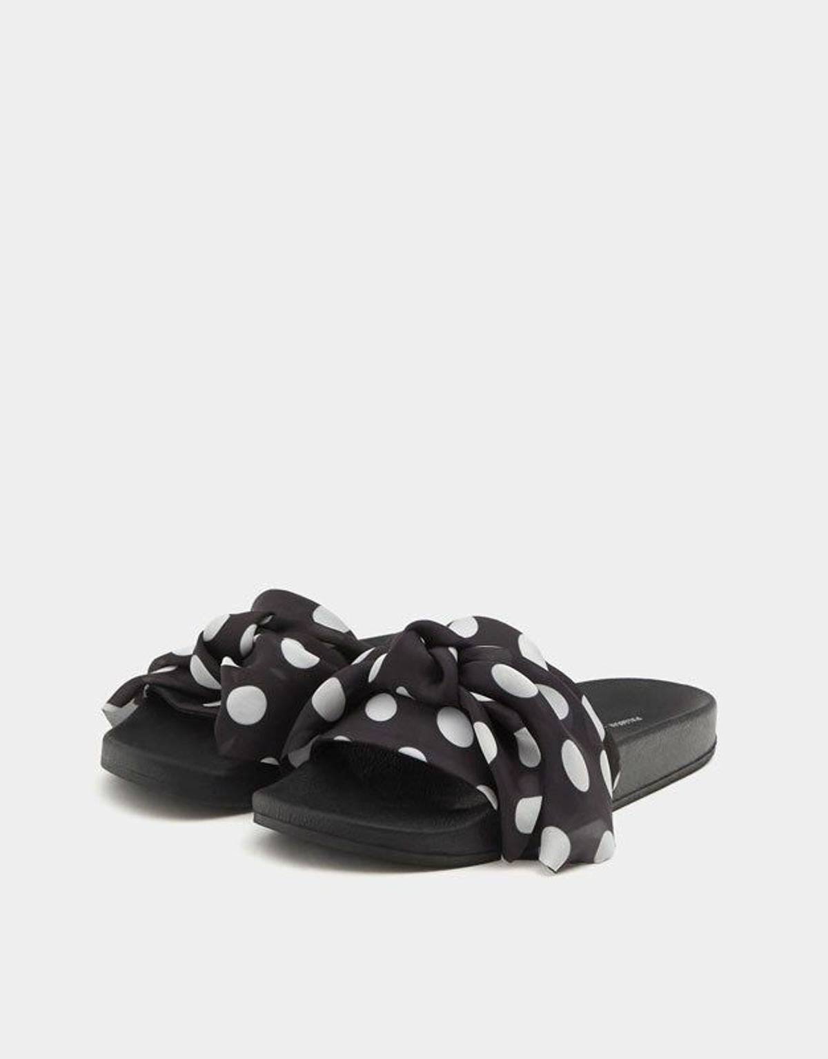 Sandalias negras con estampado de lunares. (Precio: 19,99 euros)