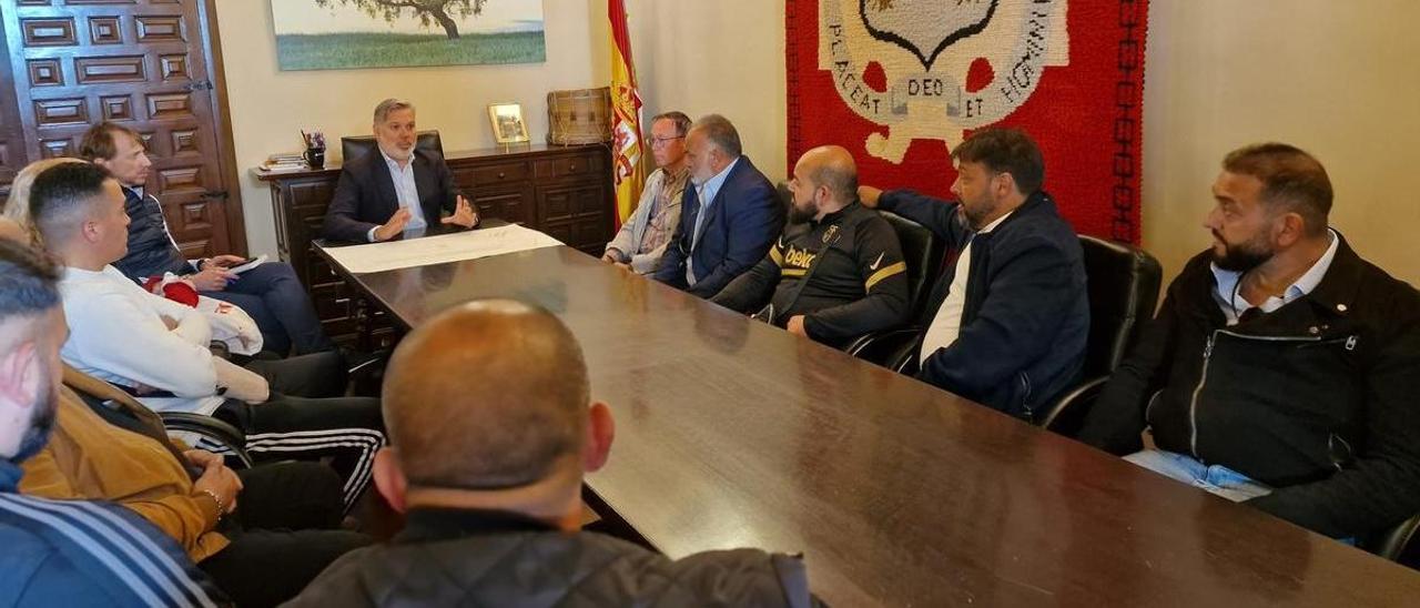 Reunión con los ambulantes del mercadillo de Plasencia, que se trasladará en mayo.