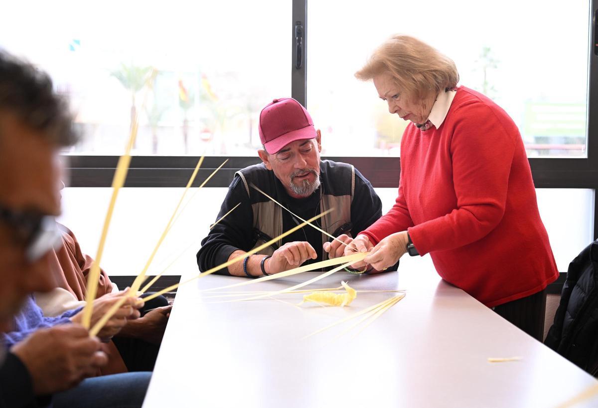 Caritas Elche organiza un taller de palma blanca con el fin de recaudar fondos con unas 7000 solapas para domingo de ramos Caritas Elche organiza un taller de palma blanca con el fin de recaudar fondos con unas 7000 solapas para domingo de ramos