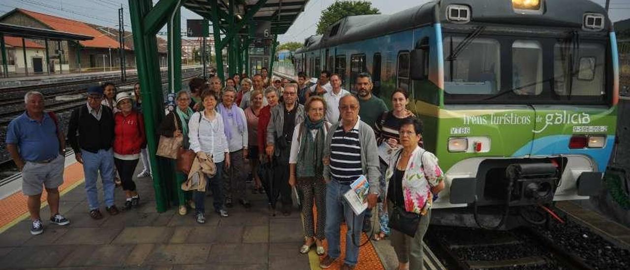 El tren turístico de las Rías Baixas, en la estación de Vilagarcía. // Iñaki Abella