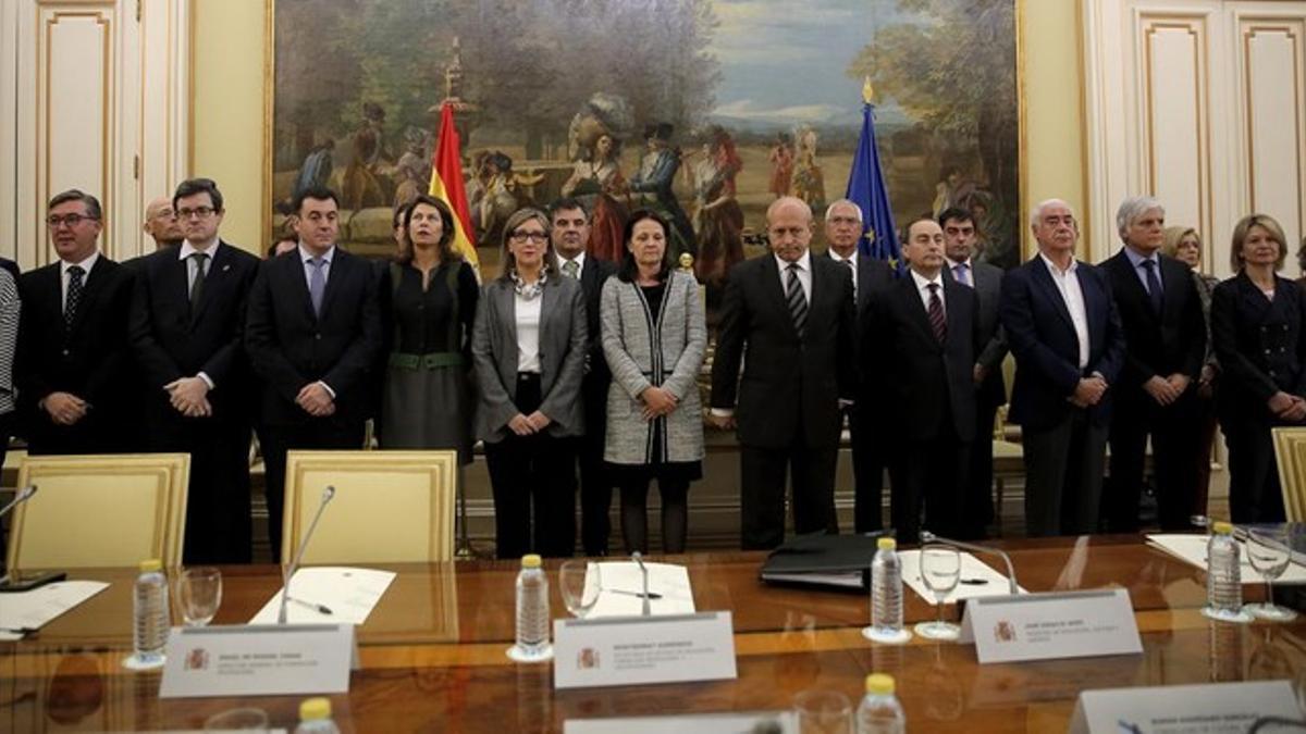 Jose Ignacio Wert, ministro de Educacion, durante el minuto de silencio, antes de la reunion sectorial con consejeros de todas las comunidades autonomas, con motivo de los hechos ocurridos ayer en el instituto