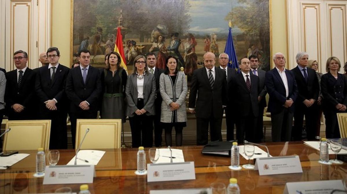 José Ignacio Wert, ministre d’Educació, durant el minut de silenci, abans de la reunió sectorial amb consellers de totes les comunitats autònomes, amb motiu dels fets que van tenir lloc ahir a l’institut.