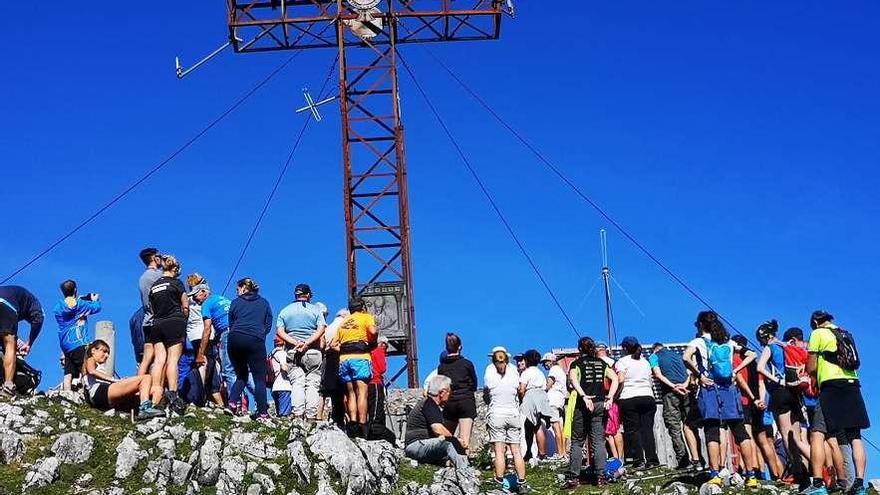 Compañeros del montañero fallecido, en la misa celebrada en su honor en el Picu Pienzu el sábado.