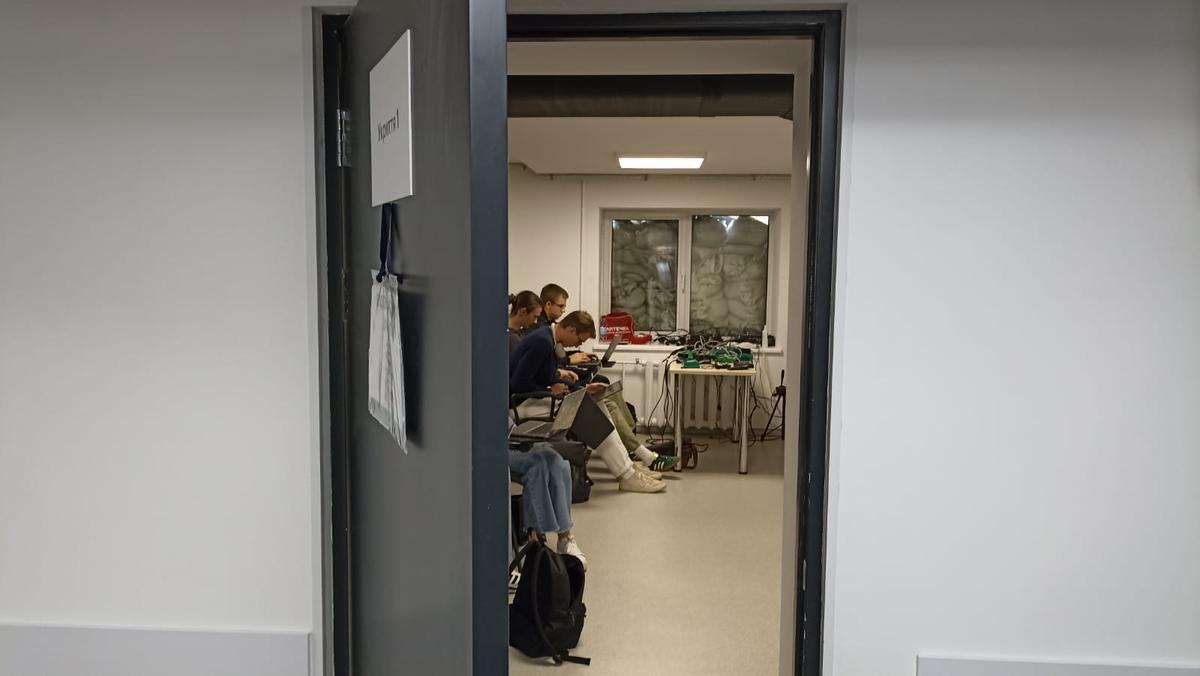 Estudiantes en el refugio antiaéreo de la universidad KSE de Kiev