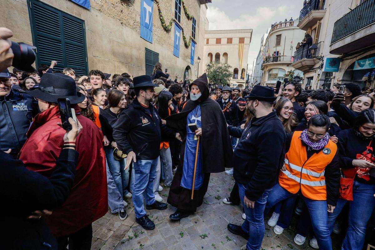 Un Sant Antoni amable y respetuoso llena Manacor de fiesta y humo