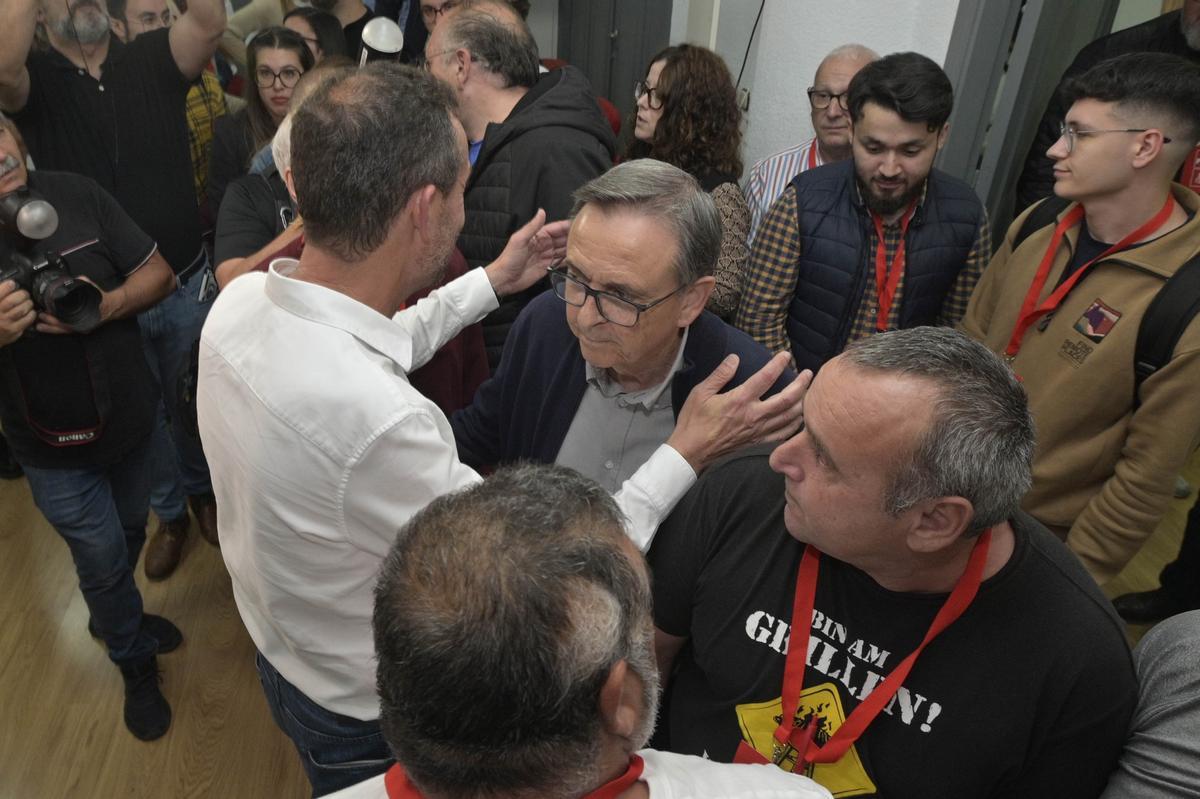 Diego Macià saluda a Carlos González la noche del 28M en la sede del PSOE de Elche