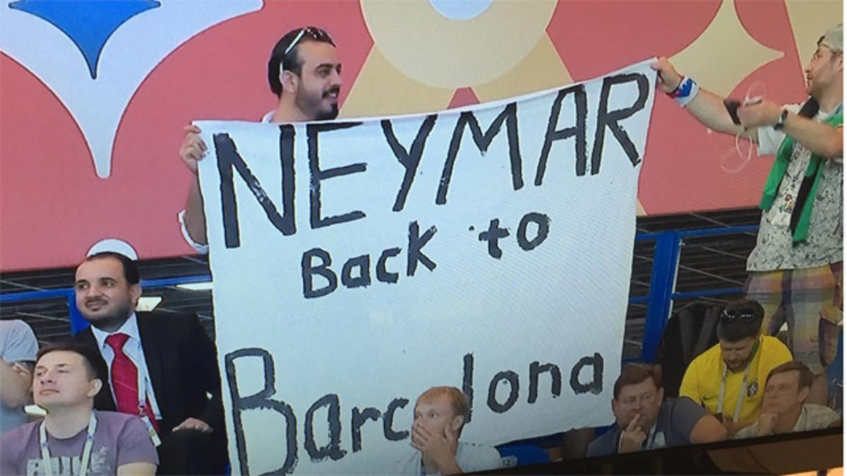 Un aficionado brasileño muestra un pancarta: &quot;Neymar vuelve a Barcelona&quot;