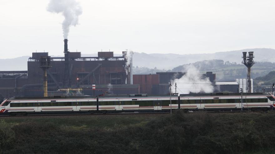 Ecologistas en Acción y la federación vecinal reprochan que no se informara a la población de los riesgos de la nube del incendio en Arcelor