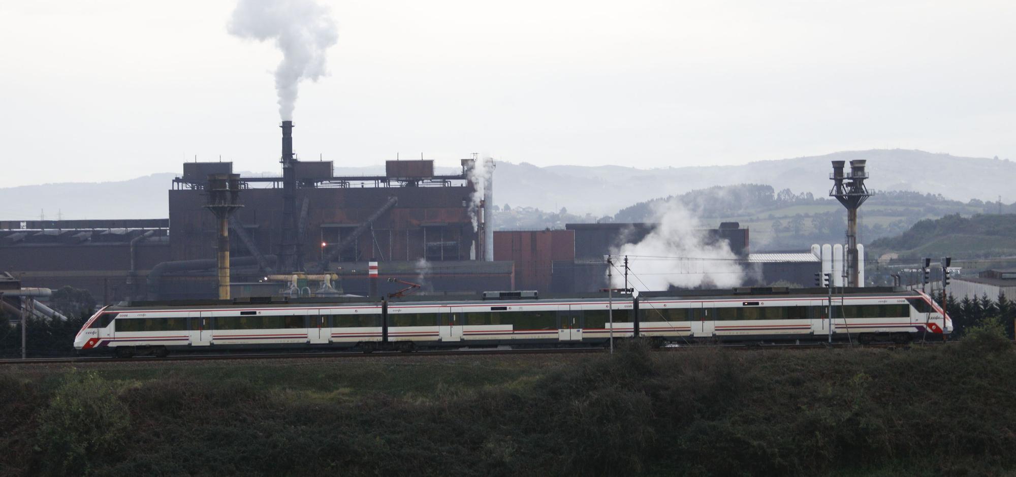 EN IMÁGENES: Un incendio obliga a evacuar el horno alto A de Arcelor en Gijón