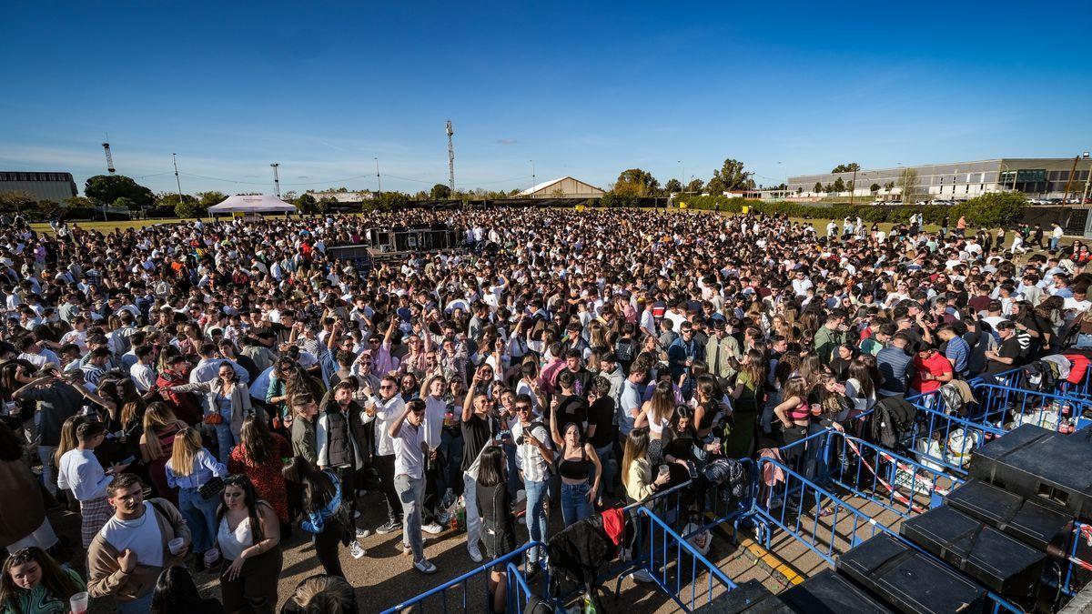 Botellón en la fiesta de la primavera en el auditorio del ferial de Badajoz.