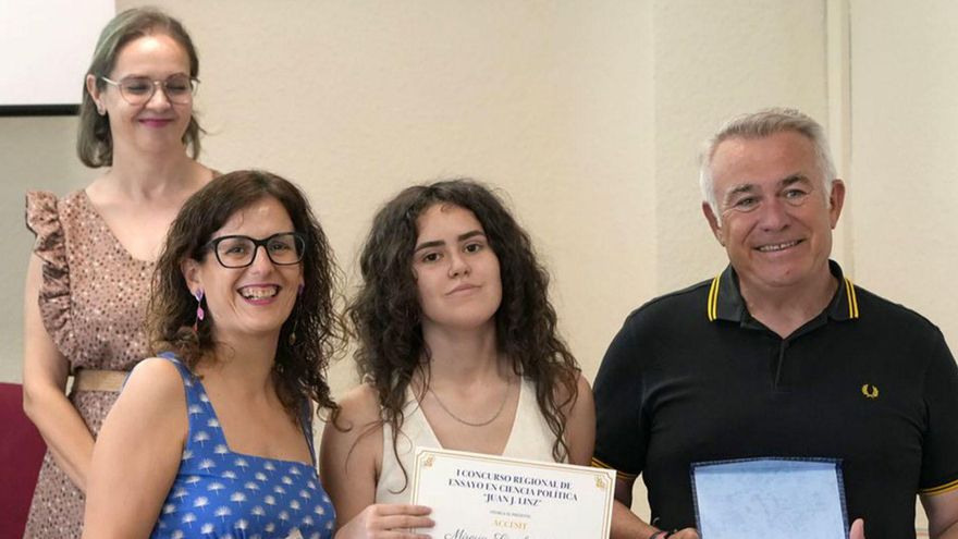Mireya Sánchez, del colegio Virgen del Pasico, premiada en el concurso de ensayos en ciencia política