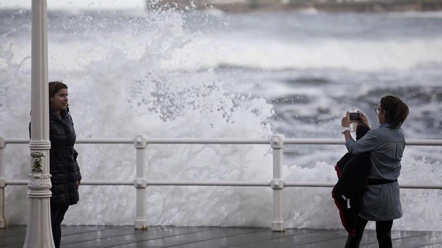 Protección Civil pide no poner en riesgo la vida para tomar imágenes &quot;espectaculares&quot; de las olas