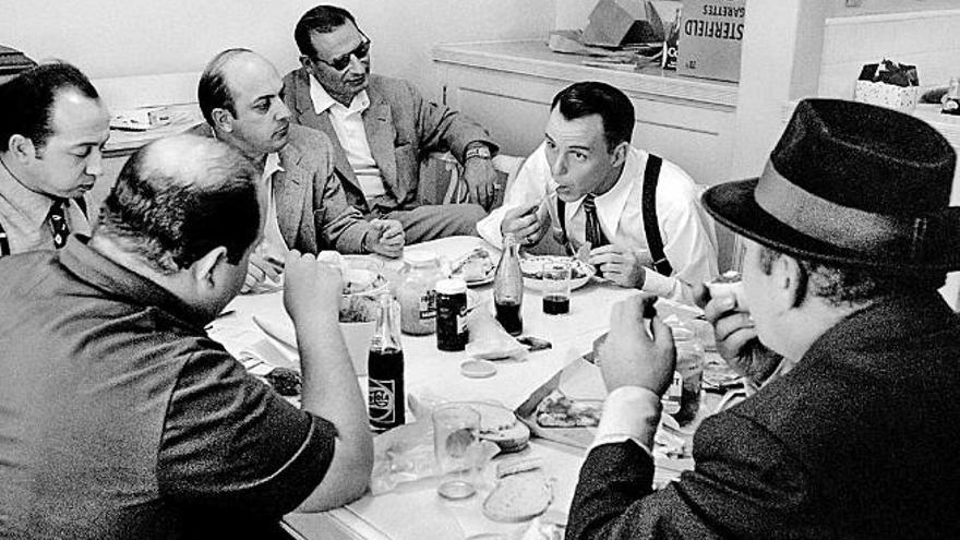 Frank Sinatra almorzando durante el rodaje de &#039;Ellos y ellas&#039;, en 1955.