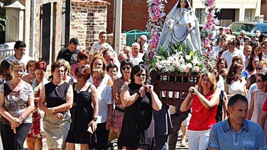 Procesión con la Virgen por las calles de Ferreras.