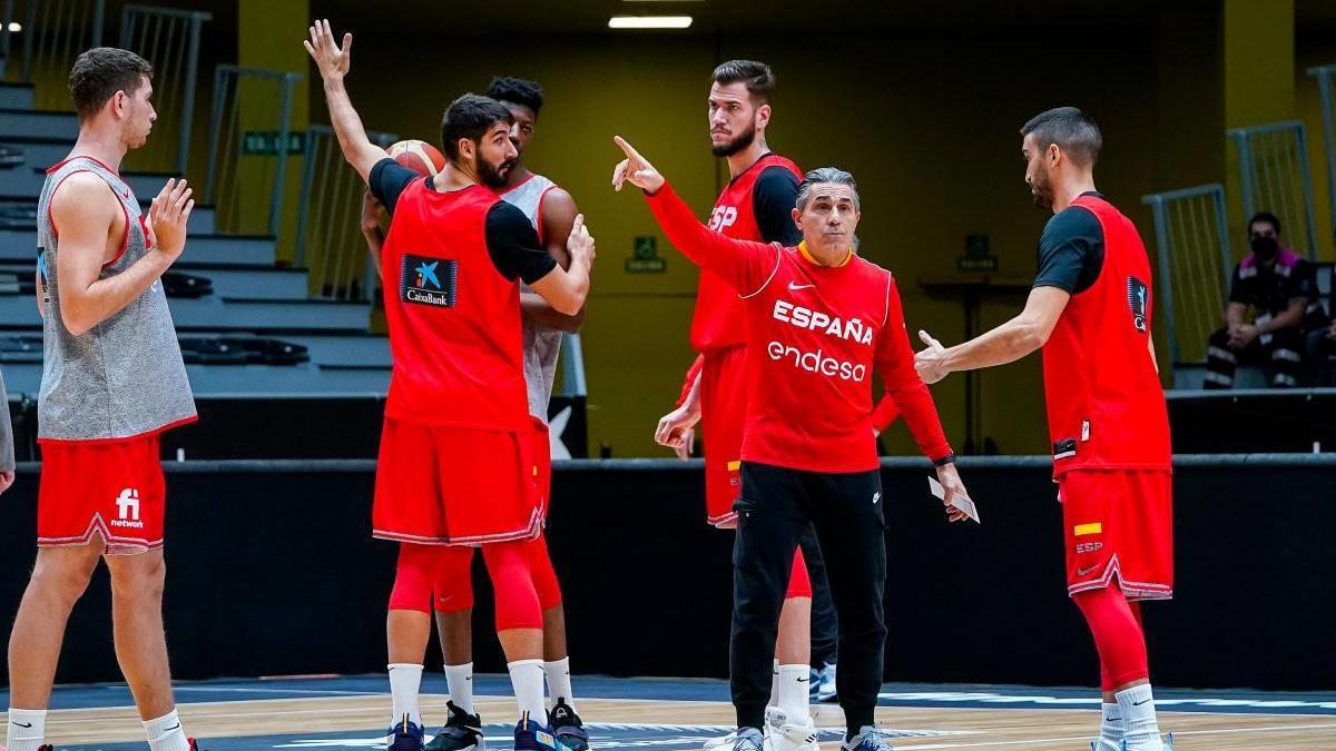 Sergio Scariolo da instrucciones en un entrenamiento de la selección española de baloncesto.
