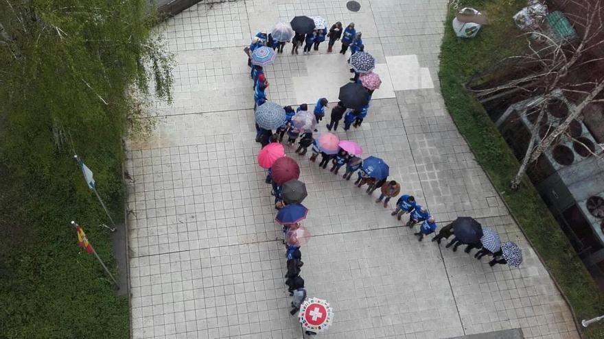 La cadena en forma de "R", esta mañana. // FdV