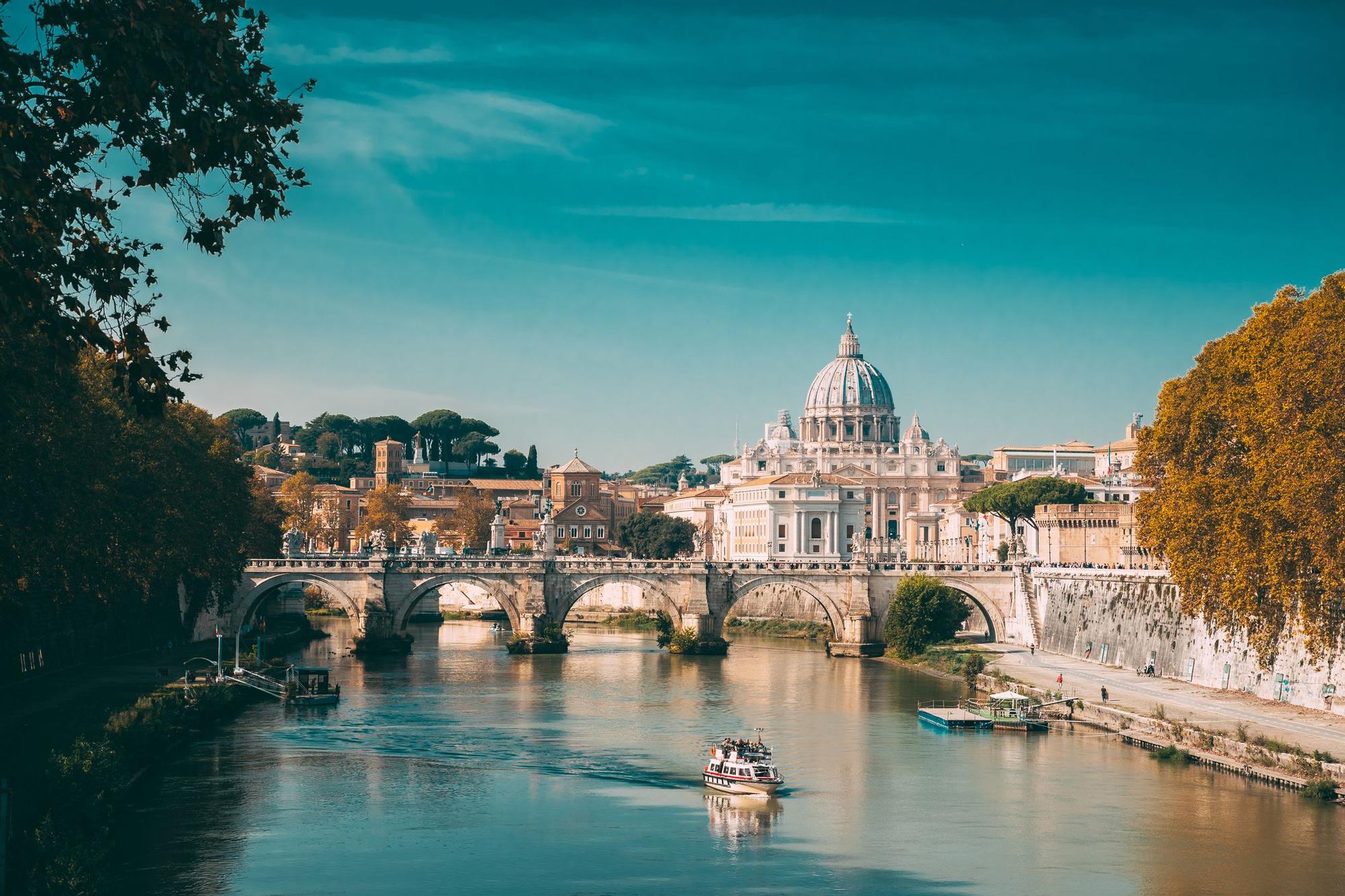 Vista de la Basílica papal de San Pedro en el Vaticano y del puente de Aelian