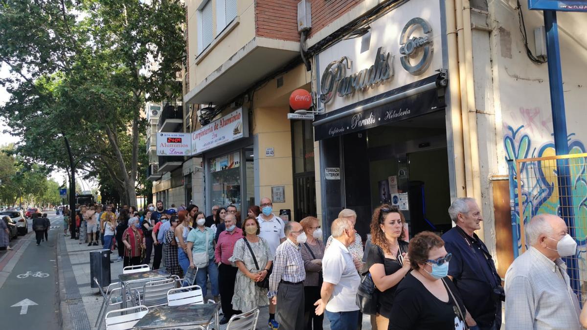 Larga fila para degustar el chocolate con churros en las fiestas del barrio