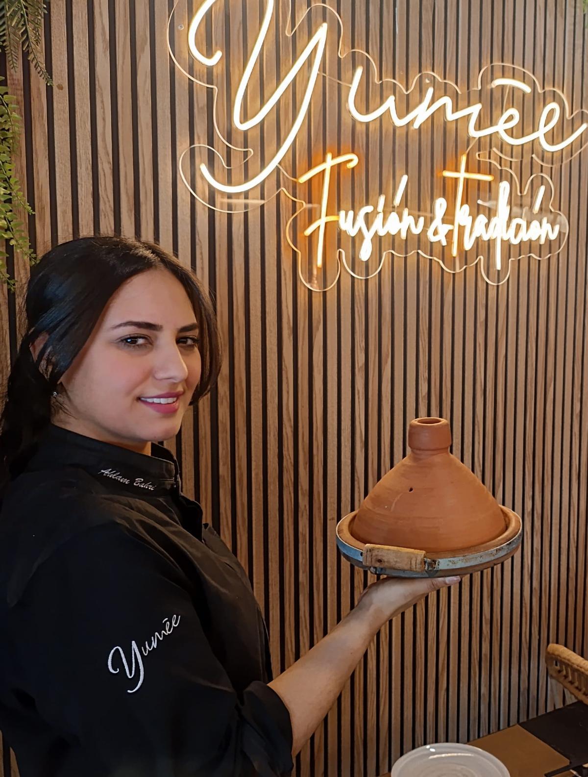 Ahlam Bahri, con el tradicional tajine