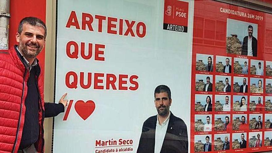 El candidato del PSOE, Martín Seco, con su cartel electoral.