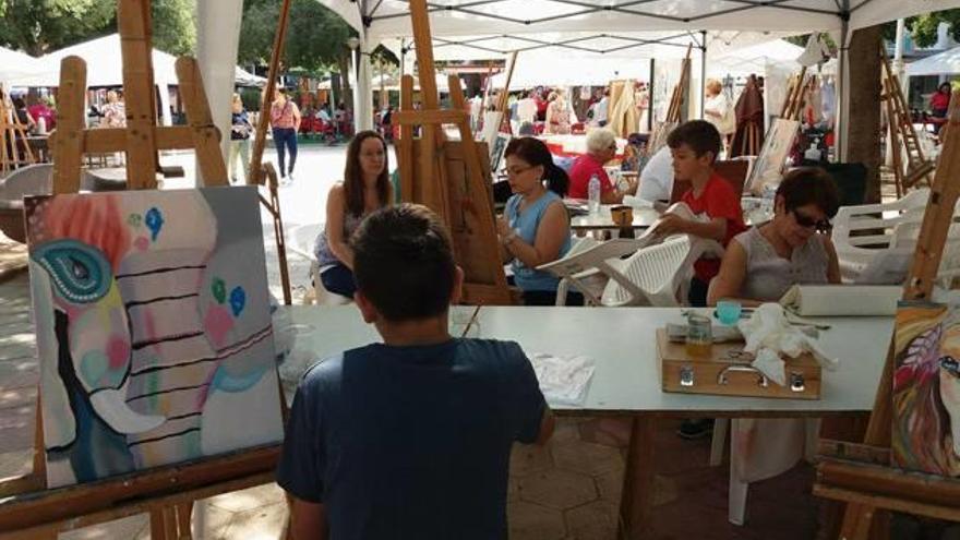 Algunos de los participantes en la feria de artesanía.