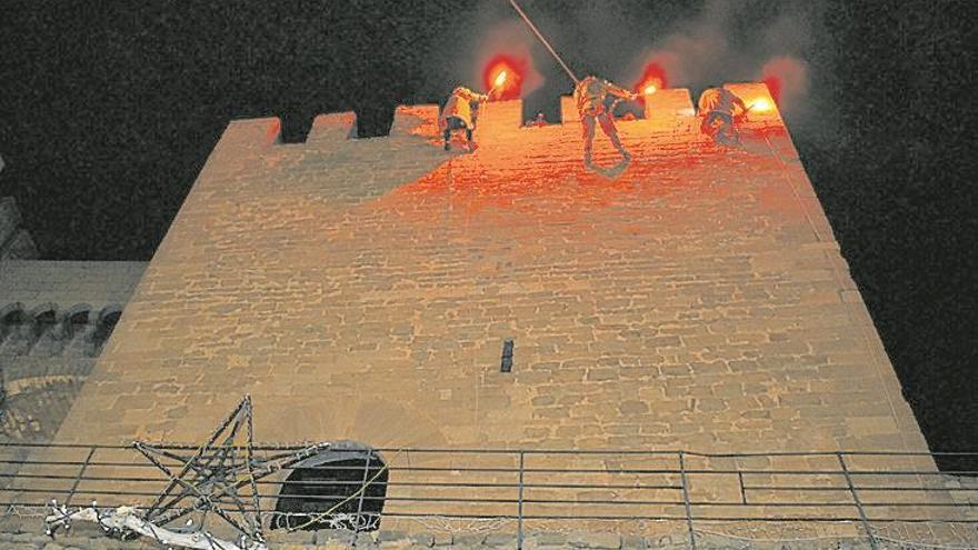 Descenso en rápel y pedida de mano en la cabalgata