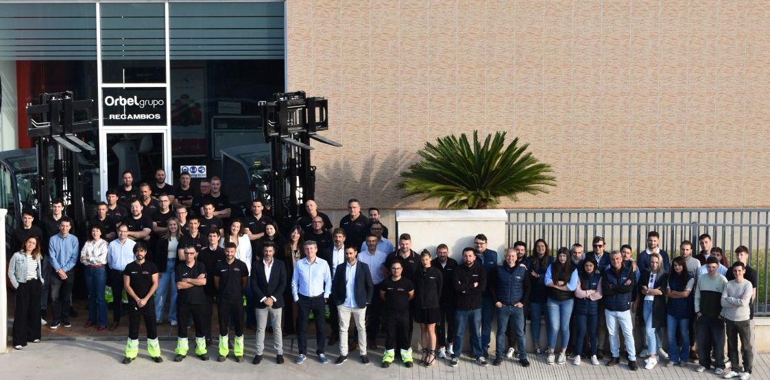 Parte del equipo de Orbelgrupo frente a la sede central situada en Almassora, desde donde la empresa coordina sus operaciones y proyectos.