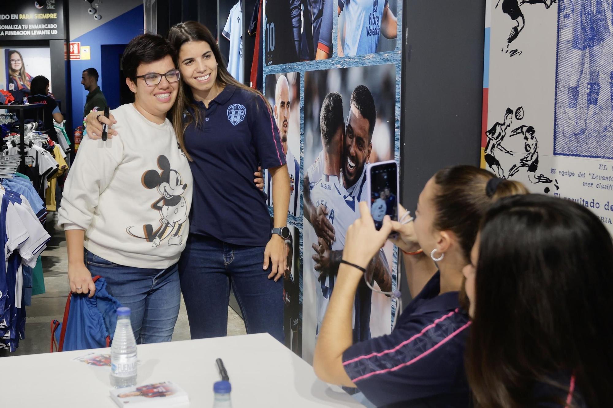 Meet&Greet con las futbolistas Alba Redondo, María Méndez y Silvia Lloris con aficionados