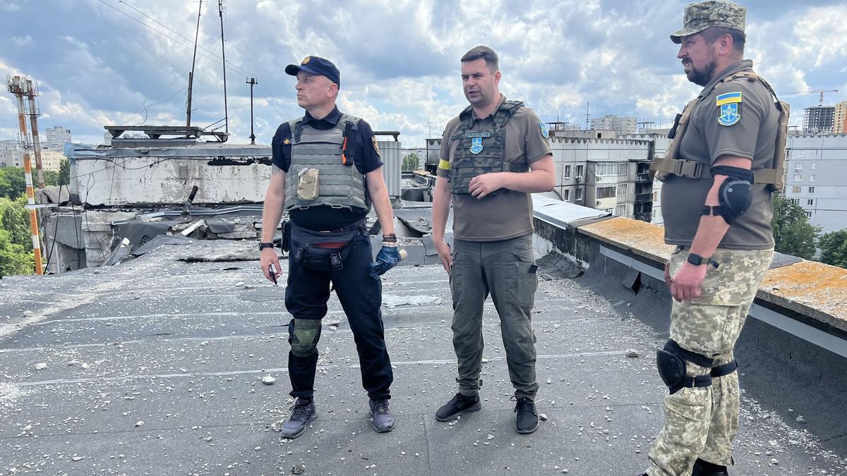 Imagen de una jornada con los fiscales de Járkov en el barrio de Saltivska, el más bombardeado de la ciudad, durante una investigación para recolectar pruebas para casos de presuntos crímenes de guerra FOTO Irene savio