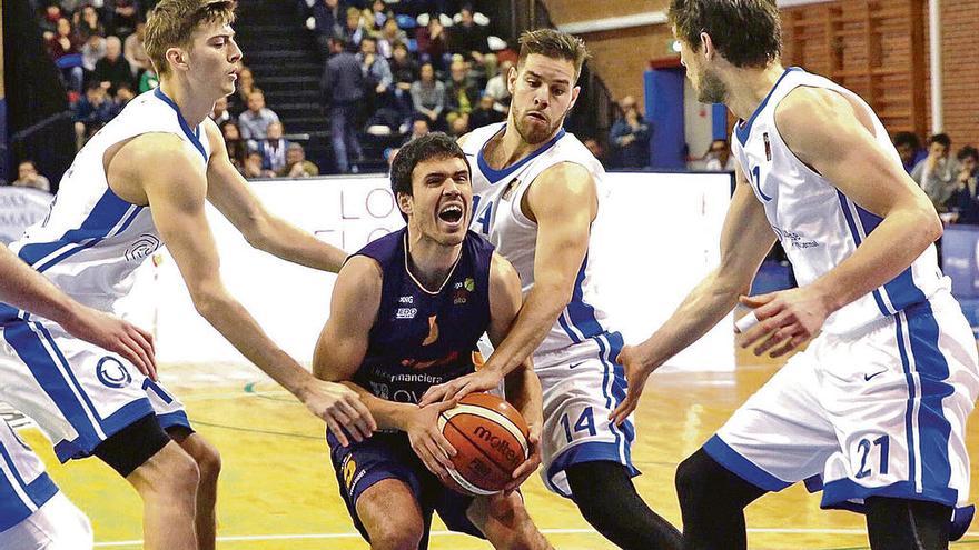 Dani Pérez, con el balón, rodeado de jugadores del Ourense.