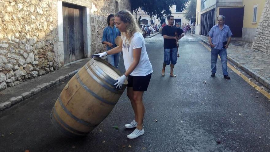 La carrera de botas de vino se consolida en las fiestas des Vermar de Binissalem