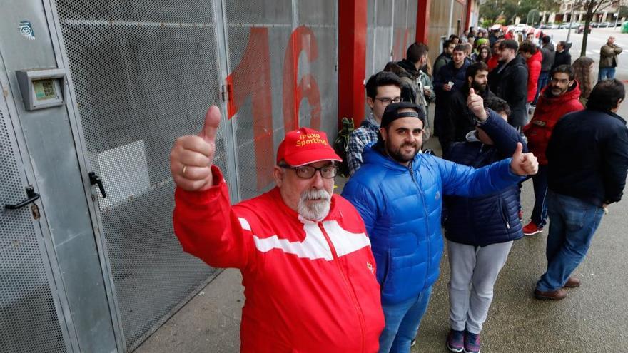 Aficionados haciendo cola en El Molinón para obtener una entrada para el partido de Valladolid.