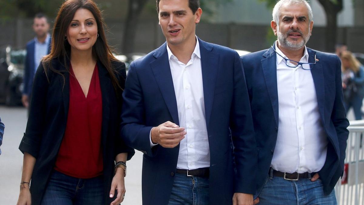 Lorena Roldán y Carlos Carrizosa, junto a Albert Rivera, llegan al Parlament, el pasado 1 de octubre.