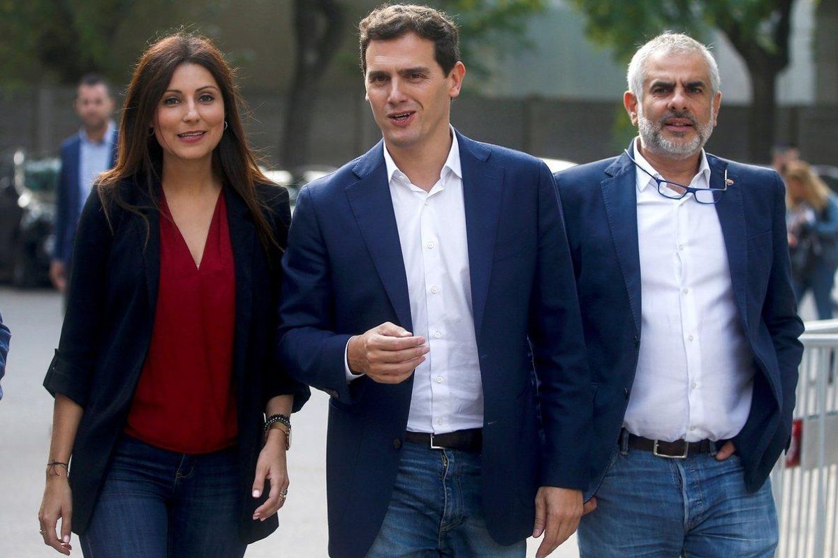 GRAFCAT4313. BARCELONA, 01/10/2019.- El presidente de Ciudadanos, Albert Rivera (c), acompañado por la portavoz del partido, Lorena Roldán (i), y el líder de la formación naranja en el Parlament, Carlos Carrizosa (d), llega al parlamento de Cataluña para presidir la reunión del grupo parlamentario en la cámara catalana, un día después de presentar la moción de censura al president Quim Torra. EFE/ Quique García