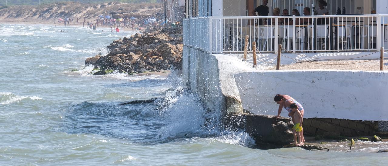 La pérdida de playa en La Marina, en vídeo