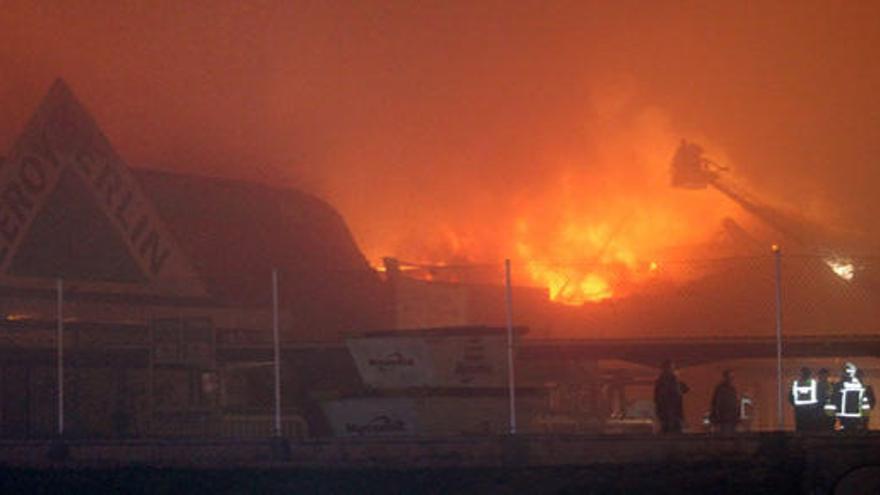 Un virulento incendio arrasa un Leroy Merlin en Madrid