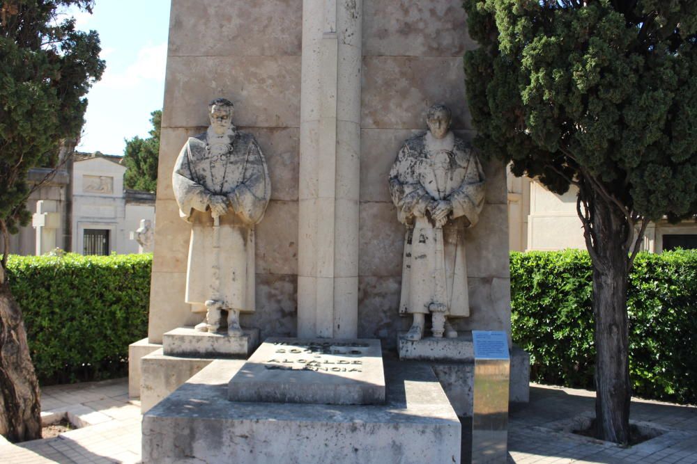 Carlos Sousa Álvares de Toledo (1927-1930), Marqués de Sotelo, es el último enterramiento que incluye una placa de interés turístico