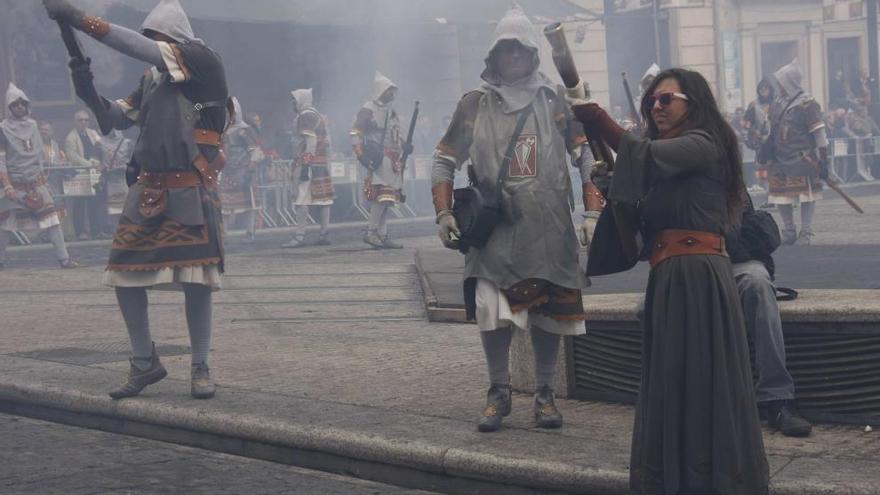 Una festera a l&#039;alardo d&#039;Alcoi