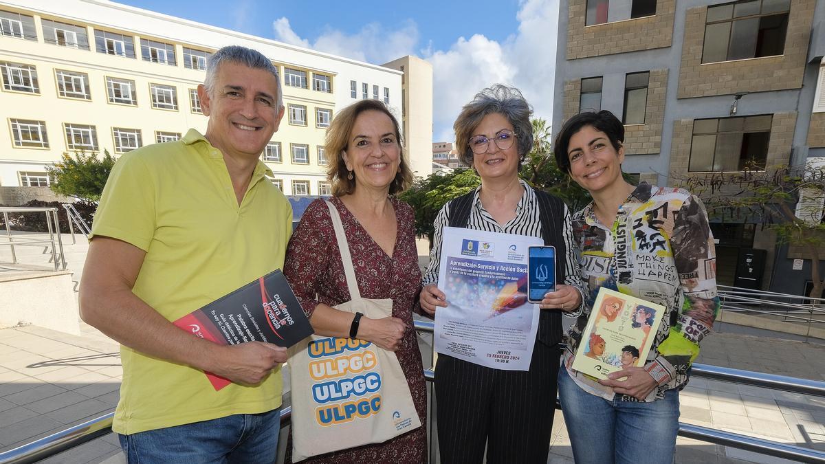 De izquierda a derecha, Miguel Sánchez García, Juana Rosa Suárez Robaina, Ilhem Kallel y Amaya Blanco García, en la Facultad de Ciencias de la Educación.