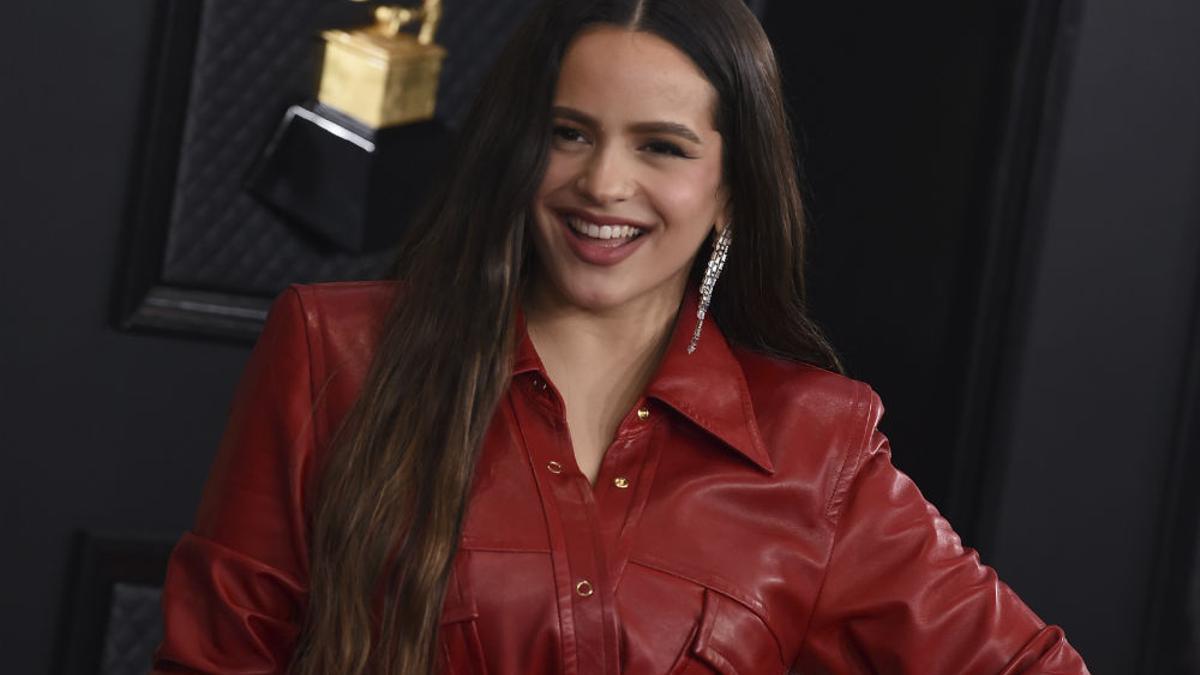 Rosalía posa sonriente a su llegada a la gala de los Grammy en el Staples Center de Los Angeles con un vestido camisero de cuero de Alexander Wang