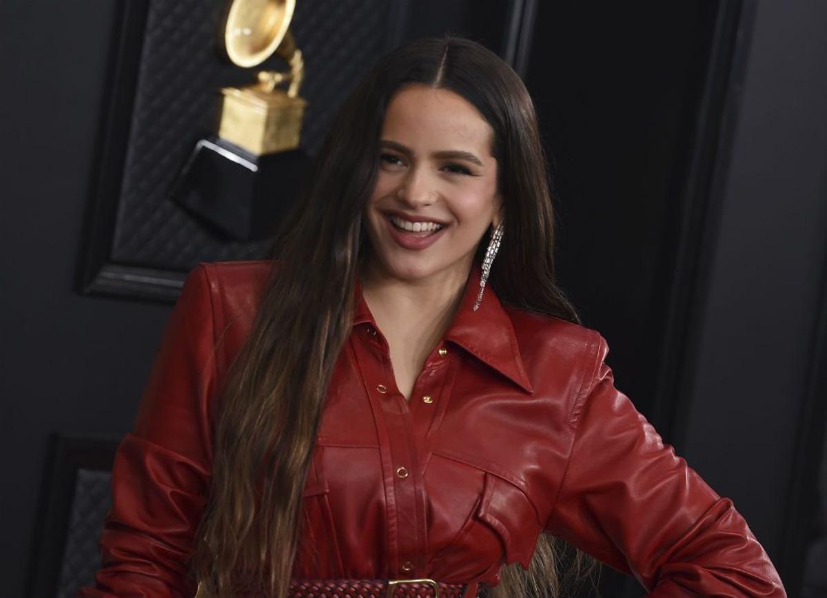 Rosalía posa sonriente a su llegada a la gala de los Grammy en el Staples Center de Los Angeles con un vestido camisero de cuero de Alexander Wang