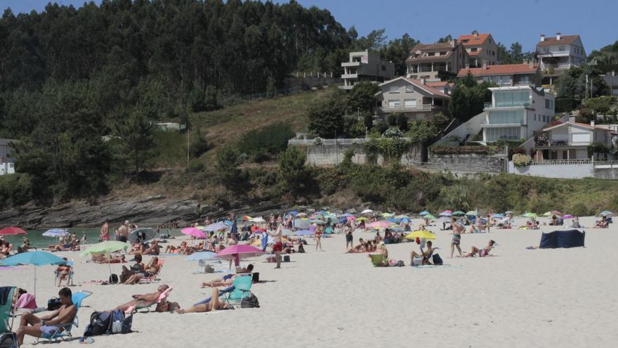 Liberan a un niño de diez años que quedó semienterrado en la playa de Canelas