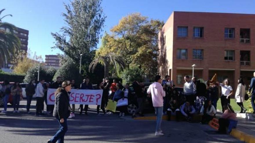 Alumnado del centro, ayer en una concentración.