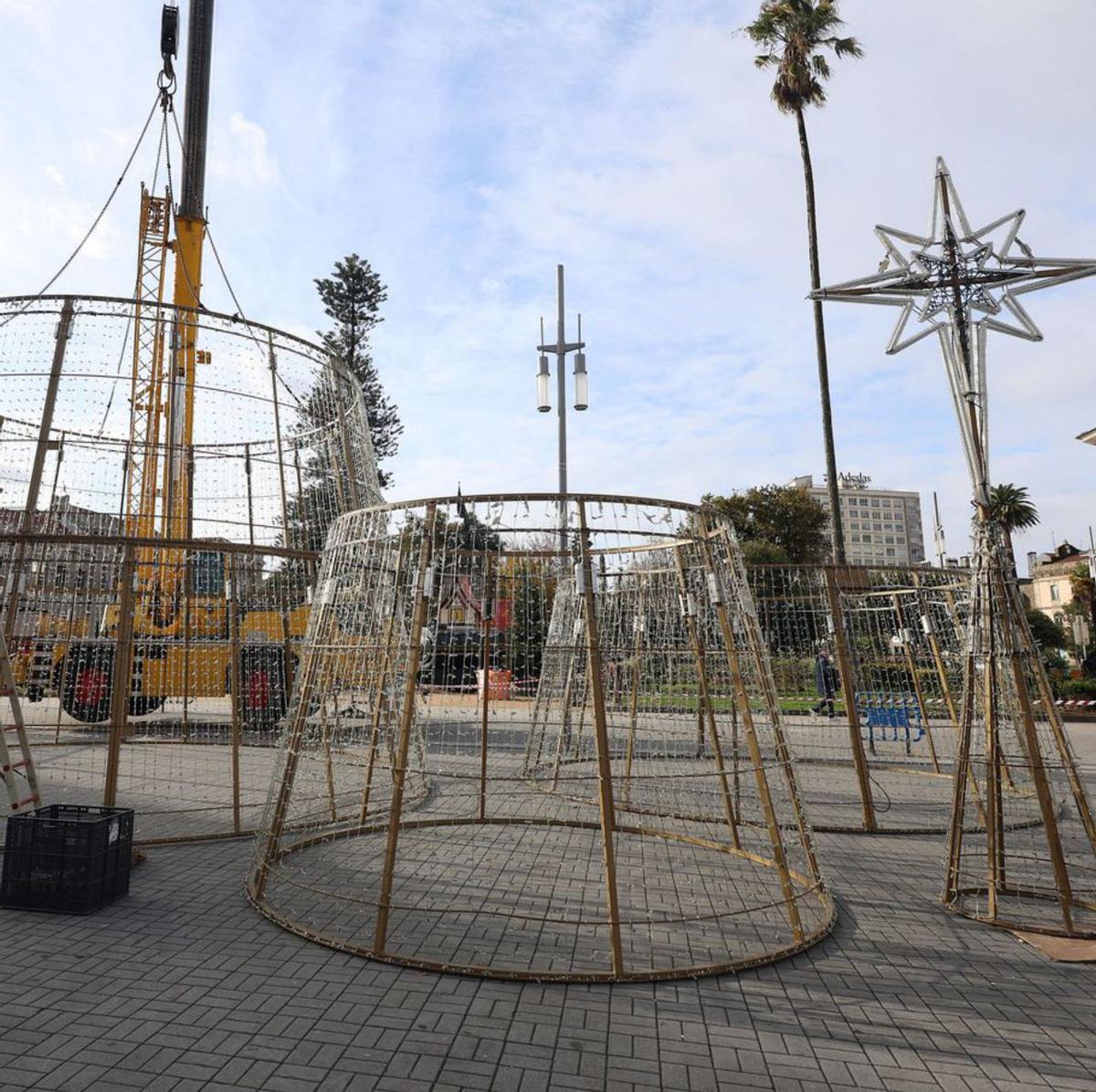La Navidad pontevedresa toma forma en sus plazas para inaugurarse este viernes