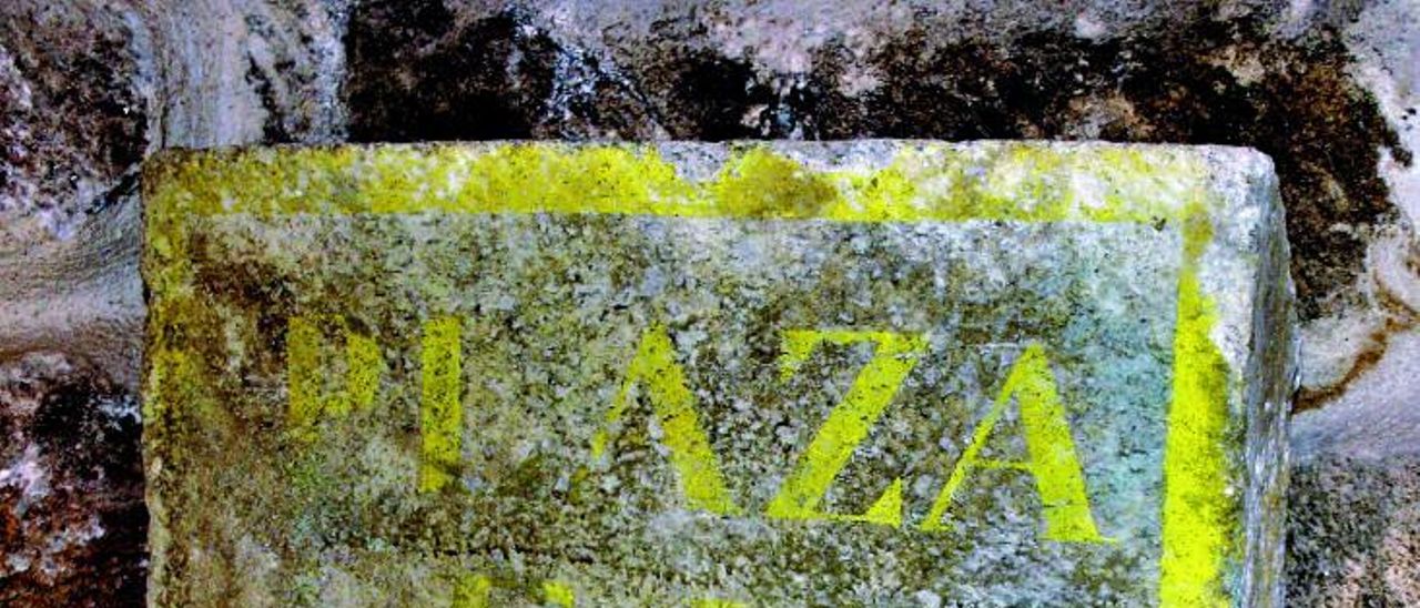 Placa de la Praza da Constitución. 1837. Posiblemente colocada el 9 de julio en O Pazo Redondo, en conmemoración de la Constitución de 1837 | // ARQUIVO DO AUTOR Placa de la Praza da Constitución. 1837. Posiblemente colocada el 9 de julio en O Pazo Redondo, en conmemoración de la Constitución de 1837 | // ARQUIVO DO AUTOR