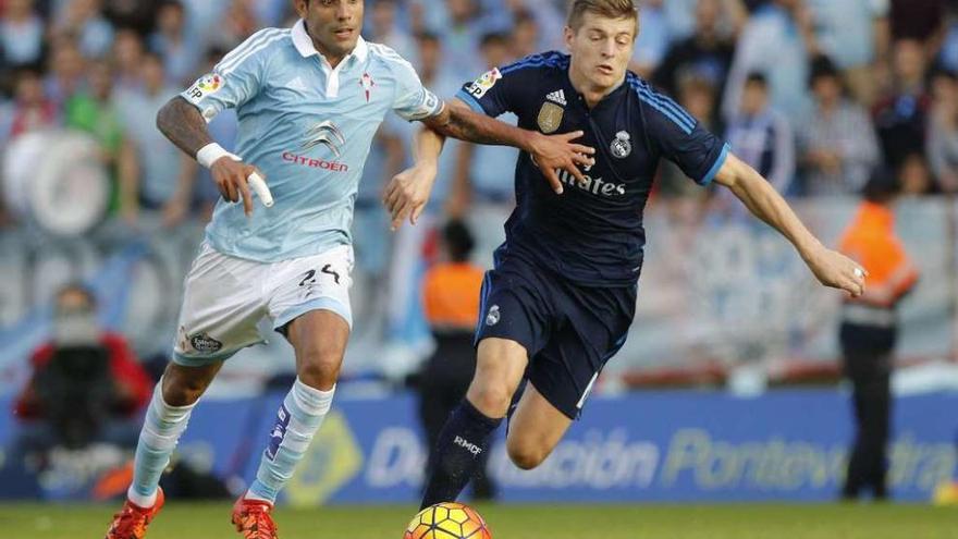 Augusto avanza con el balón ante Toni Kroos durante la reciente visita del Madrid a Balaídos. // R. Grobas