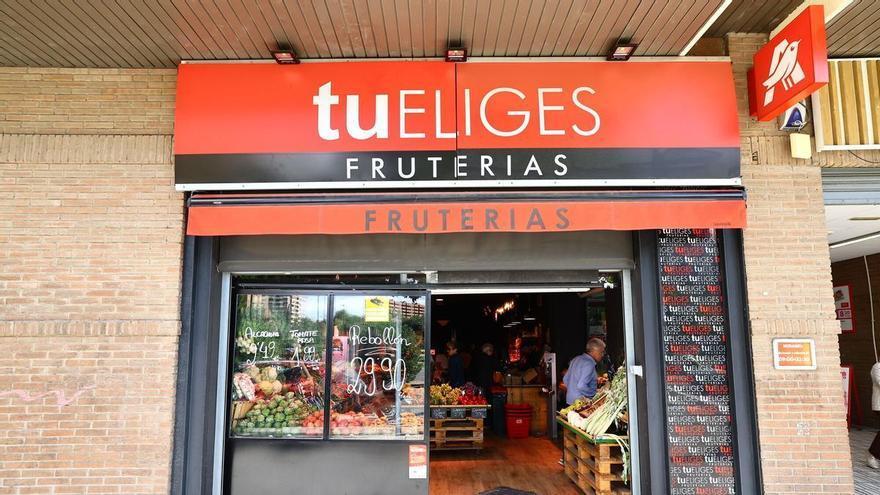 La frutería de barrio con más de seis establecimientos en Zaragoza que fue pionera del autoservicio: producto fresco y de kilómetro cero